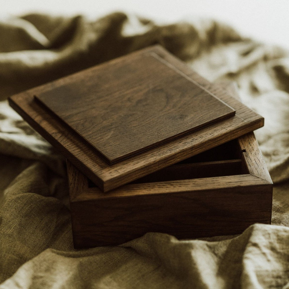 Square Oak Box for 4x6 prints with divider | Color - Dark Brown