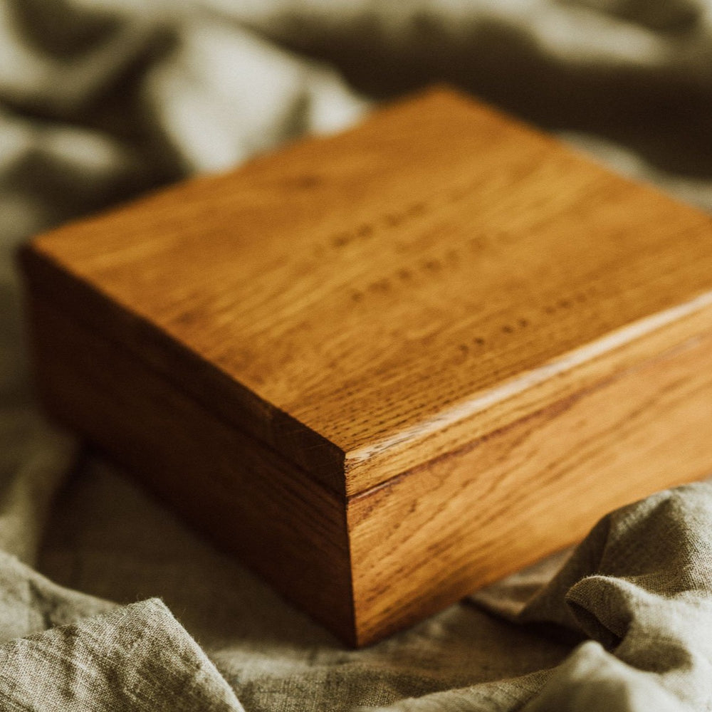 Square Oak Box for 4x6 prints with divider | Color - Tawny Brown