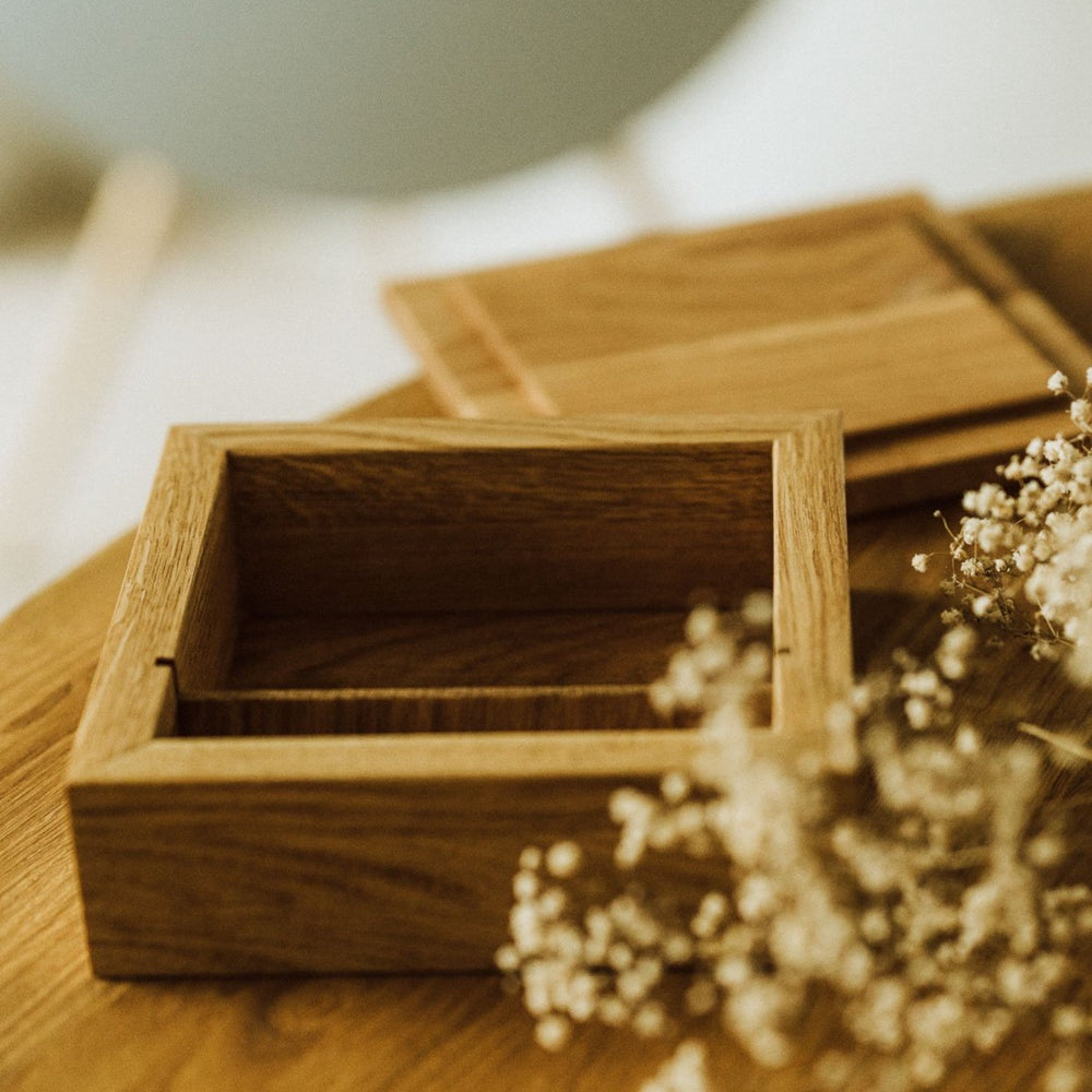 Square Oak Box for 4x6 prints with divider | Color - Natural