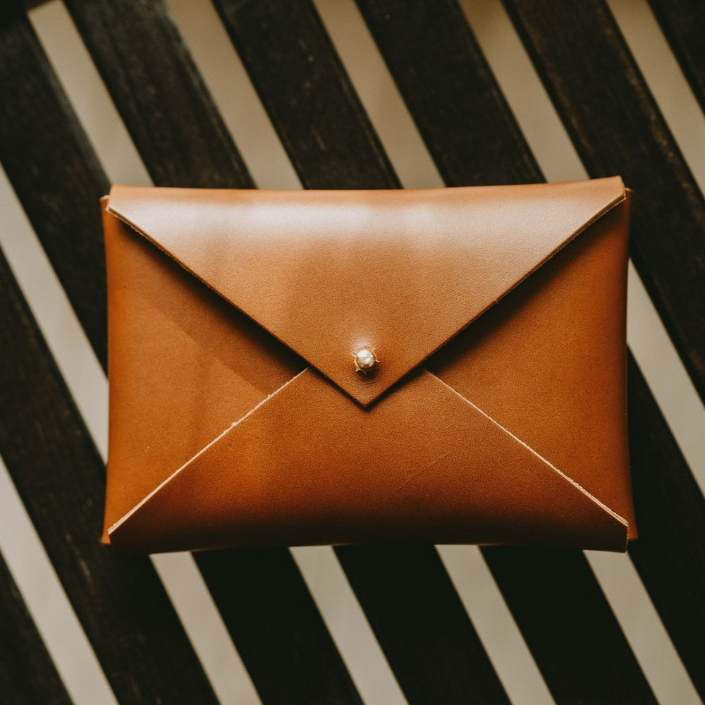 Vegetable tanned leather envelope for prints | Cognac brown