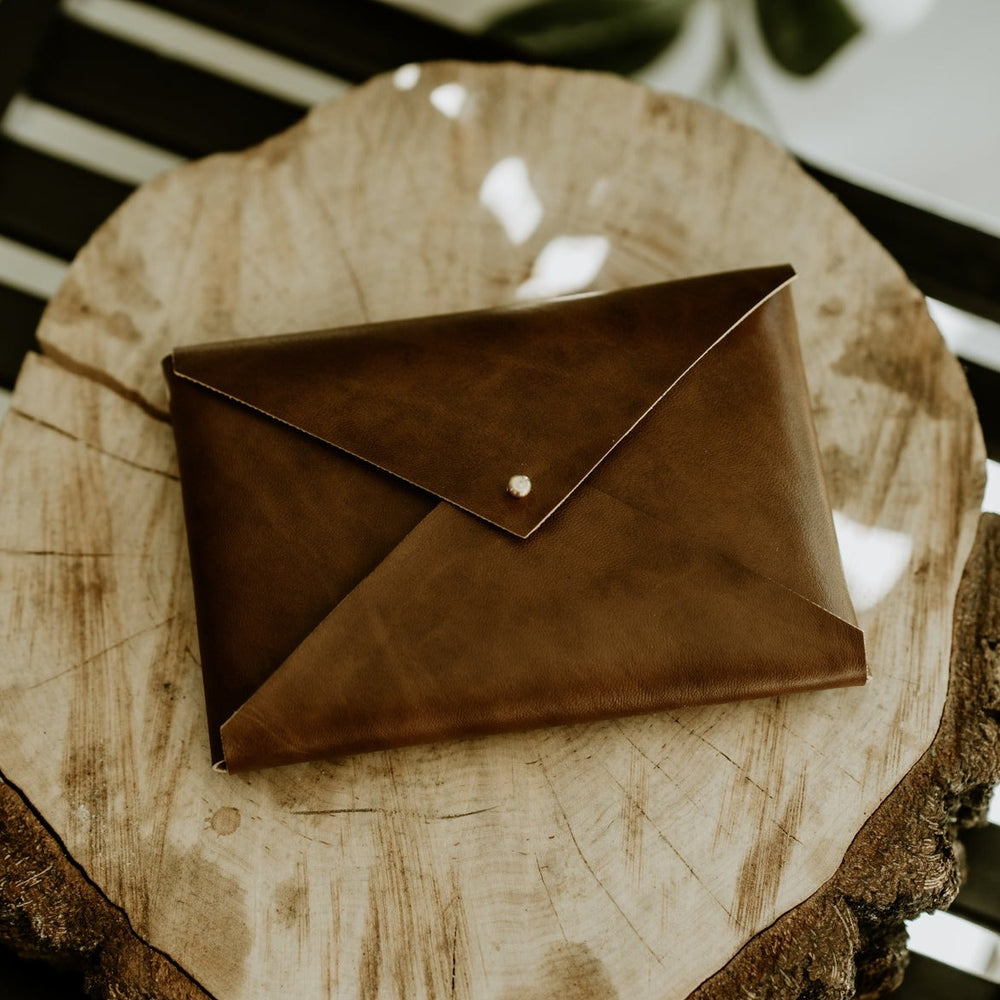 Vegan Leather envelope for prints | Brown